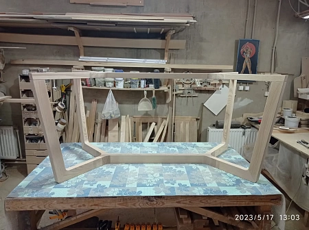 Деревянные подстолья для стола - пример выполнения