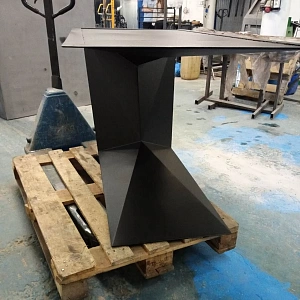 Пример металлического подстолья