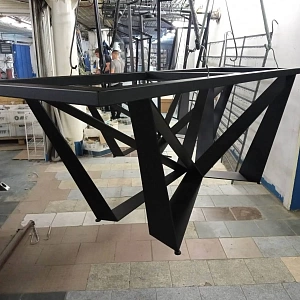 Пример металлического подстолья