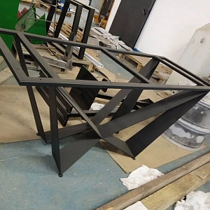 Пример металлического подстолья