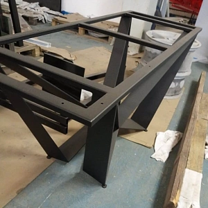 Пример металлического подстолья