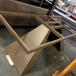 Пример металлического подстолья