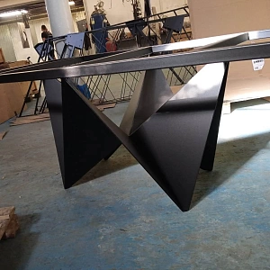 Пример металлического подстолья