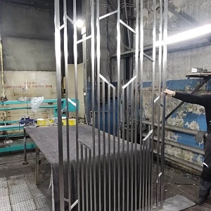 Образец готовой перегородки из металла